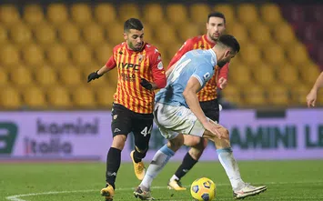  BENEVENTO, ITALY - DECEMBER 15: Iago Falque of Benevento Calcio vies with Wesley Hoedt of SS Lazio during the Serie A match between Benevento Calcio and SS Lazio at Stadio Ciro Vigorito on December 15, 2020 in Benevento, Italy. (Photo by Francesco Pecoraro/Getty Images)