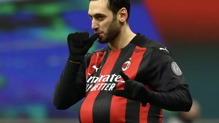 Hakan Calhanoglu (centrocampista AC Milan), esulta per il suo gol su rigore in Milan-Torino 5-4 dcr (Coppa Italia 2020-2021) | AC Milan News (Getty Images)