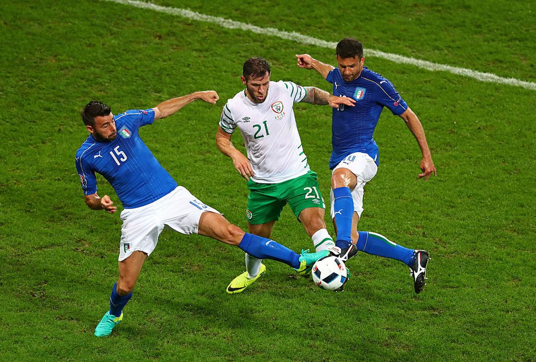  LILLE, FRANCE - JUNE 22: Daryl Murphy (C) of Republic of Ireland competes for the ball against Andrea Barzagli (L) and Thiago Motta (R) of Italy during the UEFA EURO 2016 Group E match between Italy and Republic of Ireland at Stade Pierre-Mauroy on June 22, 2016 in Lille, France.  (Photo by Clive Rose/Getty Images) 