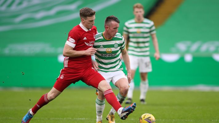 GLASGOW, SCOTLAND - FEBRUARY 27: Lewis Ferguson of Aberdeen vies with David Turbull of Celtic during the Ladbrokes Scottish Premiership match between Celtic and Aberdeen at Celtic Park on February 27, 2021 in Glasgow, Scotland. Sporting stadiums around the UK remain under strict restrictions due to the Coronavirus Pandemic as Government social distancing laws prohibit fans inside venues resulting in games being played behind closed doors. (Photo by Ian MacNicol/Getty Images) Cor Sport – Hickey che va, Ferguson che viene - immagine 1