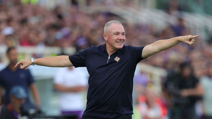 FLORENCE, ITALY - AUGUST 14: Massimiliano Alvini manager of US Cremonese gestures during the Serie A match between ACF Fiorentina and US Cremonese at Stadio Artemio Franchi on August 14, 2022 in Florence, Italy. (Photo by Gabriele Maltinti/Getty Images) Cremonese, Alvini: “Ho grande rispetto del Torino, ma affrontarlo è un dono” - immagine 1