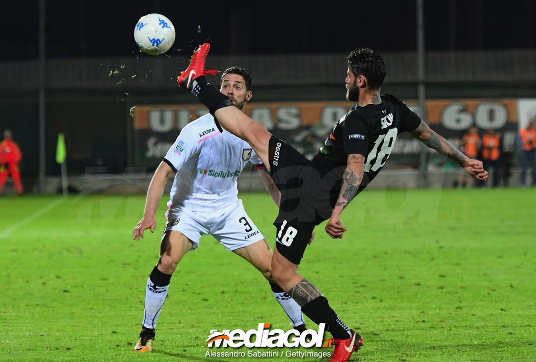  VENICE, ITALY - APRIL 27: Andrea Rispoli of US Citta di Palermo competes for the ball whit Sergiu Suciu of Venezia FC during the serie B match between Venezia FC and US Citta di Palermo at Stadio Pier Luigi Penzo on April 27, 2018 in Venice, Italy.  (Photo by Alessandro Sabattini/Getty Images) 