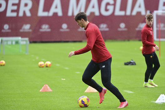ROME, ITALY - DECEMBER 02: AS Roma player Marash Kumbulla during training session at Centro Sportivo Fulvio Bernardini on December 02, 2021 in Rome, Italy. (Photo by Luciano Rossi/AS Roma via Getty Images) Shopping nella Capitale, piace anche Kumbulla. In viola ritroverebbe spazio- immagine 2