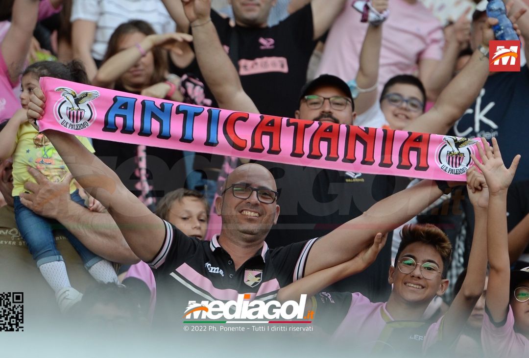 Fototifo, i tifosi allo stadio per Palermo-Feralpisaló 1-0 (gallery) - immagine 97