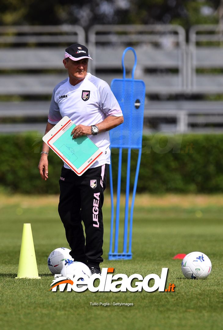  PALERMO, ITALY - APRIL 24: Delio Rossi leads a training session as new Head Coach of US Citta' di Palermo at Tenente Carmelo Onorato Sports Center on April 24, 2019 in Palermo, Italy. (Photo by Tullio M. Puglia/Getty Images) 