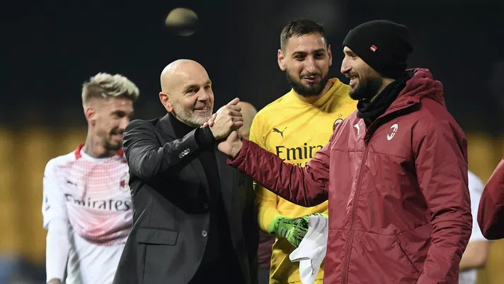 Stefano Pioli (allenatore AC Milan) festeggia con i fratelli Gigio e Antonio Donnarumma il successo in Benevento-Milan 0-2 (Serie A 2020-2021) | AC Milan News (Getty Images)