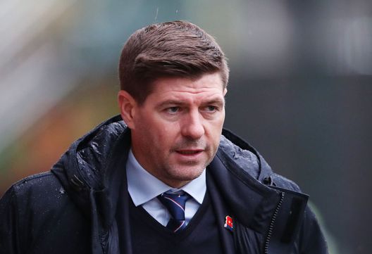 MOTHERWELL, SCOTLAND - OCTOBER 31: Steven Gerrard, Manager of Rangers FC is seen wearing a remembrance poppy badge as he arrives at the stadium prior to the Cinch Scottish Premiership match between Motherwell FC and Rangers FC at Fir Park on October 31, 2021 in Motherwell, Scotland. (Photo by Ian MacNicol/Getty Images) Gerrard a un passo dal ritorno in Premier: l’Aston Villa è sulle sue tracce - immagine 1