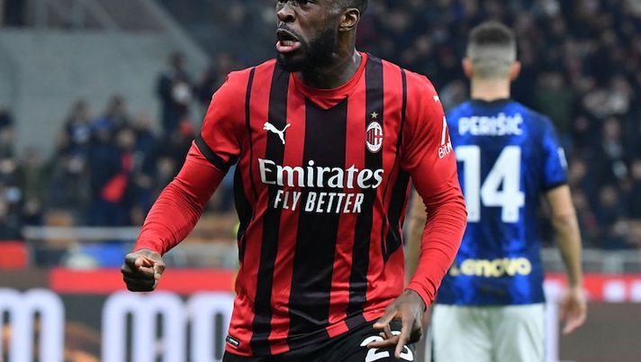 AC Milan's British defender Fikayo Tomori celebrates after scoring a goal during the Italian Serie A football match between AC Milan and Inter on November 7, 2021 at the San Siro stadium, in Milan. (Photo by Tiziana FABI / AFP) (Photo by TIZIANA FABI/AFP via Getty Images) CHI GIOCA, CHI NO – Tomori, Singo, de Vrij, Kulusevski, Kean, Tameze: le novità- immagine 1