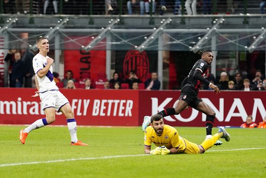 MILAN, ITALY - NOVEMBER 13: Rafael Leão of AC Milan reacts after scoring his team's first goal during the Serie A match between AC Milan and ACF Fiorentina at Stadio Giuseppe Meazza on November 13, 2022 in Milan, Italy. (Photo by Pier Marco Tacca/AC Milan via Getty Images) Leao-San Siro, mix micidiale per la Fiorentina: i viola gli portano bene- immagine 2