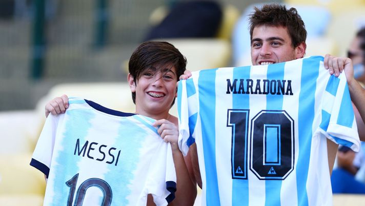 RIO DE JANEIRO, BRAZIL - JUNE 28: Fans of Argentina show jerseys from Lionel Messi and Diego Maradona prior to the Copa America Brazil 2019 quarterfinal match between Argentina and Venezuela at Maracana Stadium on June 28, 2019 in Rio de Janeiro, Brazil. (Photo by Lucas Uebel/Getty Images) 