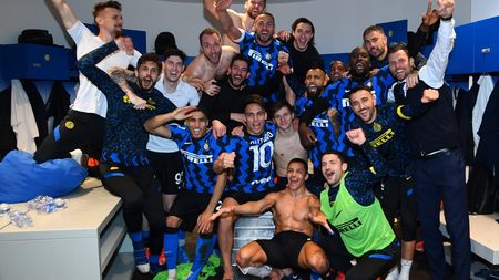 MILAN, ITALY - MARCH 08: Players of FC Internazionale celebrate the win at the end of the Serie A match between FC Internazionale and Atalanta BC at Stadio Giuseppe Meazza on March 08, 2021 in Milan, Italy. (Photo by Claudio Villa - Inter/Inter via Getty Images) MILAN, ITALY - MARCH 08: Players of FC Internazionale celebrate the win at the end of the Serie A match between FC Internazionale and Atalanta BC at Stadio Giuseppe Meazza on March 08, 2021 in Milan, Italy. (Photo by Claudio Villa - Inter/Inter via Getty Images)