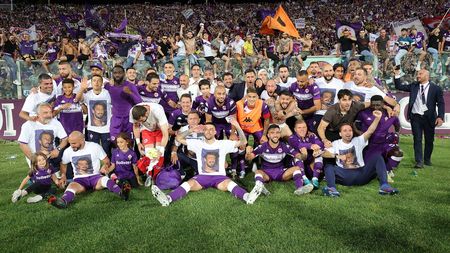 FLORENCE, ITALY - MAY 21: All players of ACF Fiorentina celebrates the victory after during the Serie A match between ACF Fiorentina and Juventus at Stadio Artemio Franchi on May 21, 2022 in Florence, Italy. (Photo by Gabriele Maltinti/Getty Images)