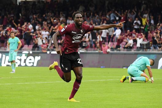 SALERNO, ITALY - OCTOBER 09: Boulaye Dia of Salernitana celebrates after scoring the 2-1 goal during the Serie A match between Salernitana and Hellas Verona at Stadio Arechi on October 09, 2022 in Salerno, Italy. (Photo by Francesco Pecoraro/Getty Images) Occhio a Dia: i numeri spaventano e quel paragone con gli attaccanti viola- immagine 2