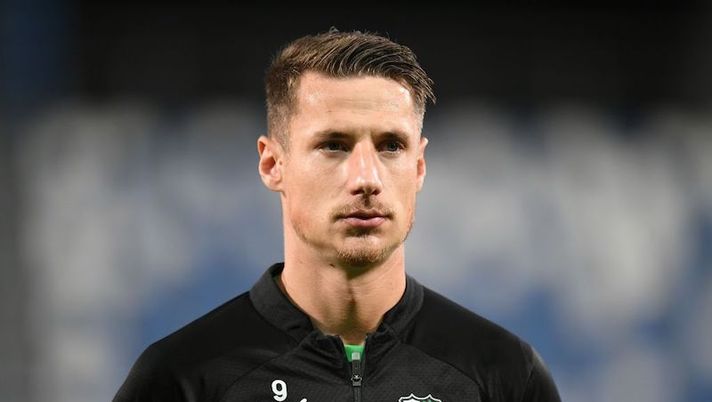 REGGIO NELL'EMILIA, ITALY - AUGUST 20: Andrea Pinamonti of US Sassuolo looks on during the Serie A match between US Sassuolo and US Lecce at Mapei Stadium - Citta' del Tricolore on August 20, 2022 in Reggio nell'Emilia, . (Photo by Alessandro Sabattini/Getty Images) Cosa filtra su Berardi e le ultime su Pinamonti: la probabile formazione del Sassuolo - immagine 1