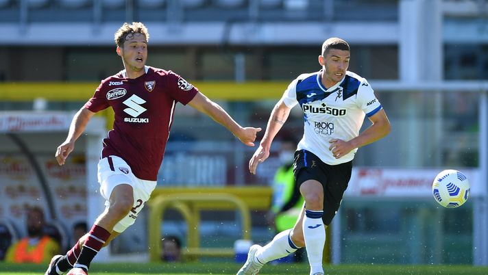 TURIN, ITALY - SEPTEMBER 26:  Mergim Vojvoda (L) of Torino FC is challenged by Robin Gosens of  Atalanta BC during the Serie A match between Torino FC and Atalanta BC at Stadio Olimpico di Torino on September 26, 2020 in Turin, Italy.  (Photo by Valerio Pennicino/Getty Images) 
