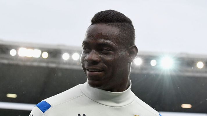 VERONA, ITALY - NOVEMBER 03: Mario Balotelli of Brescia Calcio looks on during the Serie A match between Hellas Verona and Brescia Calcio at Stadio Marcantonio Bentegodi on November 3, 2019 in Verona, Italy. (Photo by Alessandro Sabattini/Getty Images) Brescia, Balotelli e la decisione presa da Grosso: chi gioca contro l’Atalanta - immagine 1