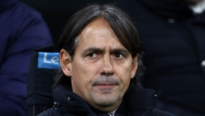 MILAN, ITALY - JANUARY 14: Simone Inzaghi, Head Coach of FC Internazionale looks on prior to the Serie A match between FC Internazionale and Hellas Verona at Stadio Giuseppe Meazza on January 14, 2023 in Milan, Italy. (Photo by Marco Luzzani/Getty Images) Inzaghi: “Dumfries, perché fuori e quando torna. Skriniar lo vedo così, non deve scusarsi” - immagine 1