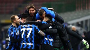 MILAN, ITALY - FEBRUARY 14: Lautaro Martinez of FC Internazionale celebrates with team mates and Antonio Conte, Head Coach of FC Internazionale after scoring their side's third goal during the Serie A match between FC Internazionale and SS Lazio at Stadio Giuseppe Meazza on February 14, 2021 in Milan, Italy. Sporting stadiums around Italy remain under strict restrictions due to the Coronavirus Pandemic as Government social distancing laws prohibit fans inside venues resulting in games being played behind closed doors. (Photo by Marco Luzzani/Getty Images) MILAN, ITALY - FEBRUARY 14: Lautaro Martinez of FC Internazionale celebrates with team mates and Antonio Conte, Head Coach of FC Internazionale after scoring their side's third goal during the Serie A match between FC Internazionale and SS Lazio at Stadio Giuseppe Meazza on February 14, 2021 in Milan, Italy. Sporting stadiums around Italy remain under strict restrictions due to the Coronavirus Pandemic as Government social distancing laws prohibit fans inside venues resulting in games being played behind closed doors. (Photo by Marco Luzzani/Getty Images)