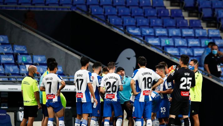 BARCELONA, SPAIN - JULY 19: Head Coach Francisco Rufete of RCD Espanyol gives instructions to the players during a water break during the Liga match between RCD Espanyol and RC Celta de Vigo at RCDE Stadium on July 19, 2020 in Barcelona, Spain. Football Stadiums around Europe remain empty due to the Coronavirus Pandemic as Government social distancing laws prohibit fans inside venues resulting in all fixtures being played behind closed doors. (Photo by Eric Alonso/Getty Images) BARCELONA, SPAIN - JULY 19: Head Coach Francisco Rufete of RCD Espanyol gives instructions to the players during a water break during the Liga match between RCD Espanyol and RC Celta de Vigo at RCDE Stadium on July 19, 2020 in Barcelona, Spain. Football Stadiums around Europe remain empty due to the Coronavirus Pandemic as Government social distancing laws prohibit fans inside venues resulting in all fixtures being played behind closed doors. (Photo by Eric Alonso/Getty Images)