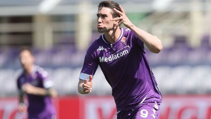 FLORENCE, ITALY - APRIL 25: Dusan Vlahovic of ACF Fiorentina celebrates after scoring a goal during the Serie A match between ACF Fiorentina and Juventus at Stadio Artemio Franchi on April 25, 2021 in Florence, Italy. Sporting stadiums around Italy remain under strict restrictions due to the Coronavirus Pandemic as Government social distancing laws prohibit fans inside venues resulting in games being played behind closed doors. (Photo by Gabriele Maltinti/Getty Images) Sette giocatori da confermare per la 34a giornata: sono i «più in forma» al fantacalcio - immagine 1