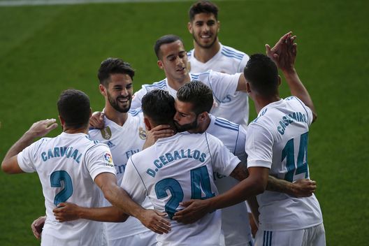 Dani Ceballos, festeggiato dai compagni del Real Madrid Dani Ceballos, festeggiato dai compagni del Real Madrid