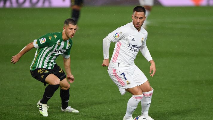 MADRID, SPAIN - APRIL 24: Eden Hazard of Real Madrid is put under pressure by Guido Rodriguez of Real Betis during the La Liga Santander match between Real Madrid and Real Betis at Estadio Santiago Bernabeu on April 24, 2021 in Madrid, Spain. Sporting stadiums around Spain remain under strict restrictions due to the Coronavirus Pandemic as Government social distancing laws prohibit fans inside venues resulting in games being played behind closed doors. (Photo by Denis Doyle/Getty Images) MADRID, SPAIN - APRIL 24: Eden Hazard of Real Madrid is put under pressure by Guido Rodriguez of Real Betis during the La Liga Santander match between Real Madrid and Real Betis at Estadio Santiago Bernabeu on April 24, 2021 in Madrid, Spain. Sporting stadiums around Spain remain under strict restrictions due to the Coronavirus Pandemic as Government social distancing laws prohibit fans inside venues resulting in games being played behind closed doors. (Photo by Denis Doyle/Getty Images)