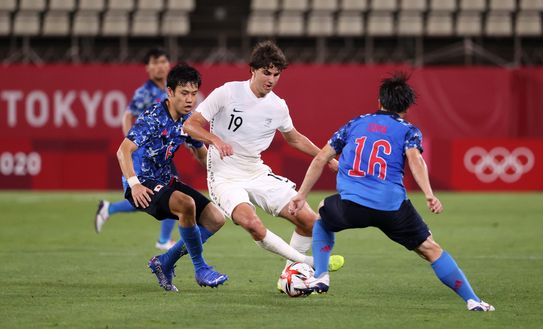 KASHIMA, JAPAN - JULY 31: Matthew Garbett #19 of Team New Zealand battles for possession with Wataru Endo #6 of Team Japan during the Men's Quarter Final match between Japan and New Zealand on day eight of the Tokyo 2020 Olympic Games at Kashima Stadium on July 31, 2021 in Kashima, Ibaraki, Japan. (Photo by Atsushi Tomura/Getty Images) Nazionali, Nuova Zelanda-Gambia 2-0: Garbett in campo per gli ultimi 20′- immagine 2