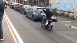 Roma, insulta tifosi Leicester poi si schianta su auto. Inglesi esultano sul bus (video)