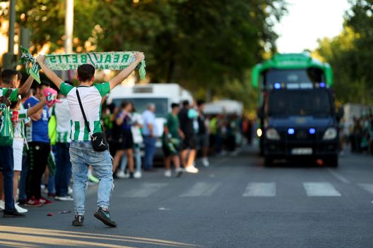 (Photo by Fran Santiago/Getty Images) I tifosi del Betis in Cile: “Qui festa nazionale, ma noi pensavamo all’ultimo derby di Joaquin…”- immagine 2