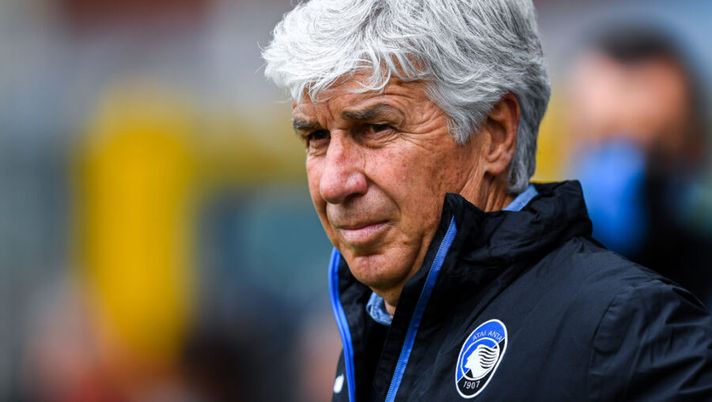 GENOA, ITALY - MAY 15: Gian Piero Gasperini head coach of Atalanta looks on before the Serie A match between Genoa CFC and Atalanta Bergamasca Calcio at Stadio Luigi Ferraris on May 15, 2021 in Genoa, Italy. (Photo by Getty Images) Atalanta, tesoretto con le cessioni: pronti due addii per almeno 23 milioni - immagine 1