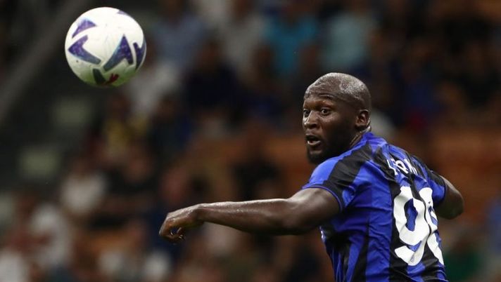 MILAN, ITALY - AUGUST 20: Romelu Lukaku of FC Internazionale in action during the Serie A match between FC Internazionale and Spezia Calcio at Stadio Giuseppe Meazza on August 20, 2022 in Milan, . (Photo by Marco Luzzani/Getty Images) Quando tornano otto infortunati: da Lukaku a Calhanoglu, Musso, Milenkovic, Dodo e Theo- immagine 1