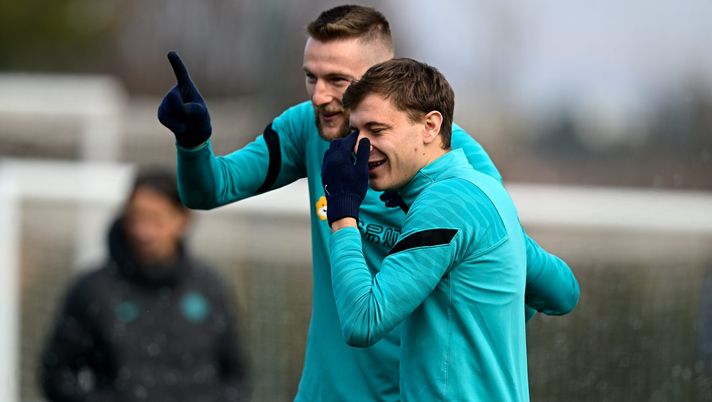 COMO, ITALY - FEBRUARY 10: Milan Skriniar of FC Internazionale and Nicolò Barella of FC Internazionale during the FC Internazionale training session at the club's training ground Suning Training Center at Appiano Gentile on February 10, 2022 in Como, Italy. (Photo by Mattia Ozbot - Inter/Inter via Getty Images) Giudice Sportivo, una giornata di squalifica a Barella e Skriniar: il comunicato - immagine 1