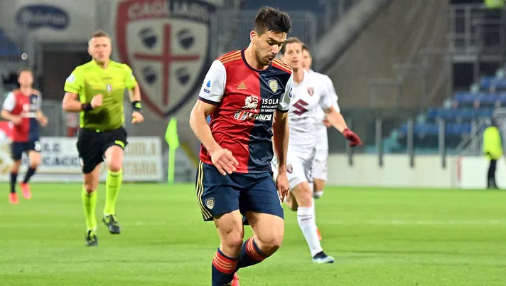 CAGLIARI, ITALY - FEBRUARY 19: Giovanni Simeone of Cagliari in action  during the Serie A match between Cagliari Calcio and Torino FC at Sardegna Arena on February 19, 2021 in Cagliari, Italy. (Photo by Enrico Locci/Getty Images)