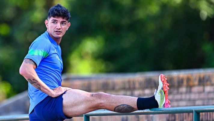 TIRRENIA, ITALY - MAY 31: Raoul Bellanova of Italy looks on during an Italy U21 Training Session on May 31, 2022 in Tirrenia, Italy. (Photo by Simone Arveda/Getty Images) Inter, Sky: “Come cambierebbero le gerarchie sulle fasce con l’arrivo di Bellanova” - immagine 1