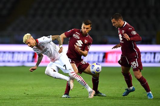  TURIN, ITALY - MAY 12: Samu Castillejo of A.C. Milan is challenged by Alessandro Buongiorno of Torino FC during the Serie A match between Torino FC and AC Milan at Stadio Olimpico di Torino on May 12, 2021 in Turin, Italy. Sporting stadiums around Italy remain under strict restrictions due to the Coronavirus Pandemic as Government social distancing laws prohibit fans inside venues resulting in games being played behind closed doors. (Photo by Valerio Pennicino/Getty Images) 