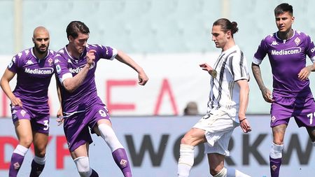 FLORENCE, ITALY - APRIL 25: Dusan Vlahovic of ACF Fiorentina in action against Adrien Rabiot of Juventus during the Serie A match between ACF Fiorentina and Juventus at Stadio Artemio Franchi on April 25, 2021 in Florence, Italy. Sporting stadiums around Italy remain under strict restrictions due to the Coronavirus Pandemic as Government social distancing laws prohibit fans inside venues resulting in games being played behind closed doors. (Photo by Gabriele Maltinti/Getty Images) FLORENCE, ITALY - APRIL 25: Dusan Vlahovic of ACF Fiorentina in action against Adrien Rabiot of Juventus during the Serie A match between ACF Fiorentina and Juventus at Stadio Artemio Franchi on April 25, 2021 in Florence, Italy. Sporting stadiums around Italy remain under strict restrictions due to the Coronavirus Pandemic as Government social distancing laws prohibit fans inside venues resulting in games being played behind closed doors. (Photo by Gabriele Maltinti/Getty Images)