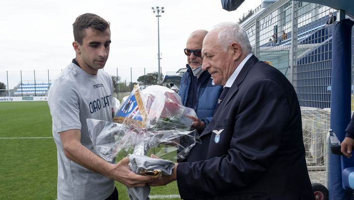 ROME, ITALY - APRIL 03: UC Sampdoria captain Simone Trimboli wears a shirt to commemorate the Lazio youth Daniel Guerini who tragically died in a car accident prior to the Primavera 1 TIM match between SS Lazio U19 and UC Sampdoria U19 at on April 03, 2021 in Rome, Italy. (Photo by Marco Rosi - SS Lazio/Getty Images) ROME, ITALY - APRIL 03: UC Sampdoria captain Simone Trimboli wears a shirt to commemorate the Lazio youth Daniel Guerini who tragically died in a car accident prior to the Primavera 1 TIM match between SS Lazio U19 and UC Sampdoria U19 at on April 03, 2021 in Rome, Italy. (Photo by Marco Rosi - SS Lazio/Getty Images)