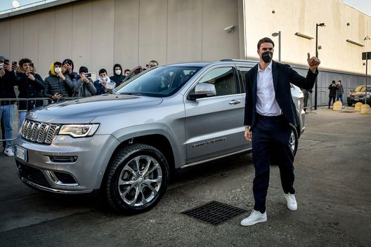 TURIN, ITALY - JANUARY 28: Juventus new signing Dusan Vlahovic arrives for medical tests on January 28, 2022 in Turin, Italy. (Photo by Daniele Badolato - Juventus FC/Juventus FC via Getty Images) TURIN, ITALY - JANUARY 28: Juventus new signing Dusan Vlahovic arrives for medical tests on January 28, 2022 in Turin, Italy. (Photo by Daniele Badolato - Juventus FC/Juventus FC via Getty Images)