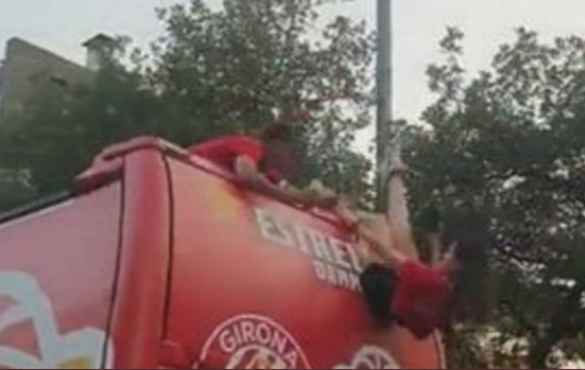 Girona, paura nella festa: la fotografa stava per cadere dal pullman scoperto- immagine 3