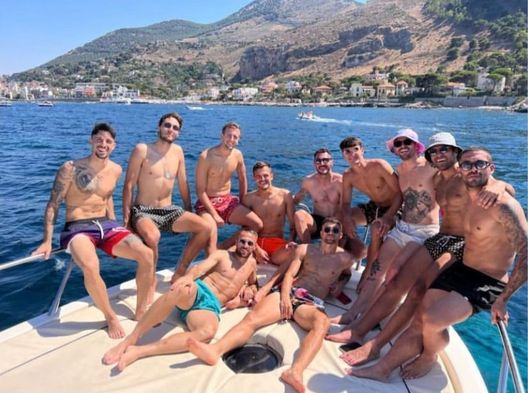 Palermo, squadra in barca a Mondello. Ci sono anche Salvatore Elia e Marco Sala Palermo