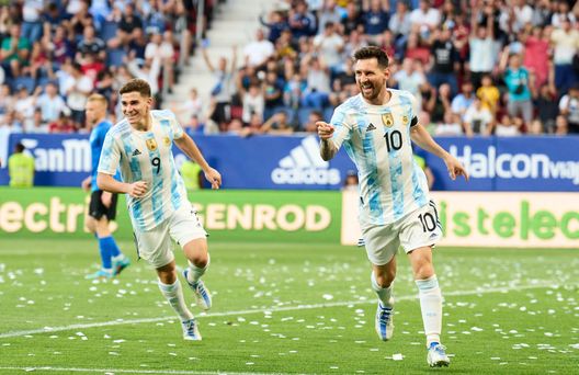 (Photo by Juan Manuel Serrano Arce/Getty Images) Parigi, il Mondiale dei parrucchieri: l’argentino fa 10 km in bicicletta per incontrare Messi!- immagine 6