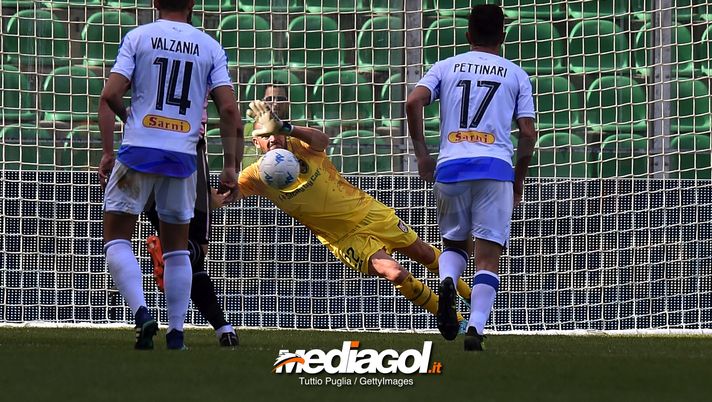 PALERMO, ITALY - APRIL 07: Alberto Pomini goalkeeper of Palermo saves a penalty during the serie A match between US Citta di Palermo and Pescara Calcio at Stadio Renzo Barbera on April 7, 2018 in Palermo, Italy. (Photo by Tullio M. Puglia/Getty Images) PALERMO, ITALY - APRIL 07: Alberto Pomini goalkeeper of Palermo saves a penalty during the serie A match between US Citta di Palermo and Pescara Calcio at Stadio Renzo Barbera on April 7, 2018 in Palermo, Italy. (Photo by Tullio M. Puglia/Getty Images)