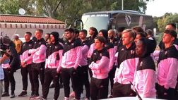 VIDEO Palermo, gli ultras salutano la squadra tra i cori dopo la visita al santuario