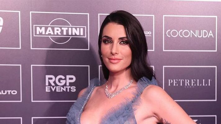 Valentina Vignali, scatti dalla passerelle di Sanremo: ecco l’outfit scelto - immagine 1