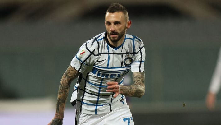 FLORENCE, ITALY - JANUARY 13: Marcelo Brozovic of FC Internazionale in action during the Coppa Italia match between ACF Fiorentina and FC Internazionale at Artemio Franchi on January 13, 2021 in Florence, Italy. Sporting stadiums around Italy remain under strict restrictions due to the Coronavirus Pandemic as Government social distancing laws prohibit fans inside venues resulting in games being played behind closed doors. (Photo by Gabriele Maltinti/Getty Images) Sette titolarissimi da prendere negli scambi al fantacalcio, da Brozovic a Tomiyasu - immagine 1