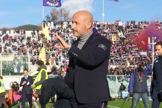 GERMOGLI PH: 11 DICEMBRE 2021 FIRENZE STADIO ARTEMIO FRANCHI SERIE A FIORENTINA VS SALERNITANA NELLA FOTO MISTER VINCENZO ITALIANO GERMOGLI PH: 11 DICEMBRE 2021 FIRENZE STADIO ARTEMIO FRANCHI SERIE A FIORENTINA VS SALERNITANA NELLA FOTO MISTER VINCENZO ITALIANO