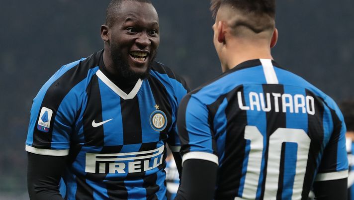 MILAN, ITALY - JANUARY 11:  Lautaro Martinez of FC Internazionale celebrates with his team-mate Romelu Lukaku (L) after scoring the opening goal during the Serie A match between FC Internazionale and Atalanta BC at Stadio Giuseppe Meazza on January 11, 2020 in Milan, Italy.  (Photo by Emilio Andreoli/Getty Images) 