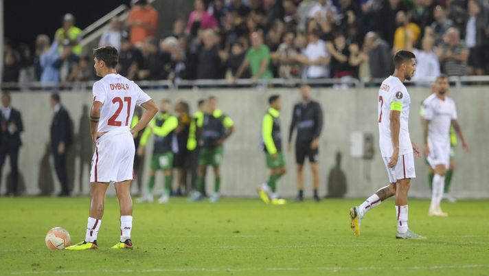 RAZGRAD, BULGARIA - SEPTEMBER 08: AS Roma players disappointed during the UEFA Europa League group C match between PFC Ludogorets Razgrad and AS Roma at Ludogorets Arena on September 08, 2022 in Razgrad, Bulgaria. (Photo by Fabio Rossi/AS Roma via Getty Images) DERBY ROMA LAZIO
