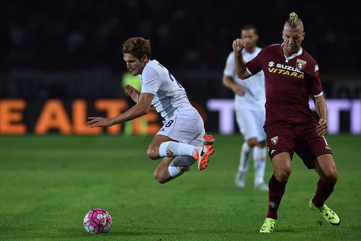 Alonso della Fiorentina cade a terra dopo un contrasto con Maxi Lopez Alonso della Fiorentina cade a terra dopo un contrasto con Maxi Lopez