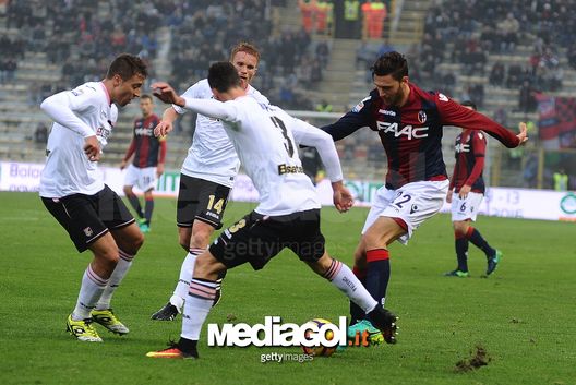 BOLOGNA, ITALY - NOVEMBER 20: Luca Rizzo # 22 of Bologna FC in action during the Serie A match between Bologna FC and US Citta di Palermo at Stadio Renato Dall'Ara on November 20, 2016 in Bologna, Italy.  (Photo by Mario Carlini / Iguana Press/Getty Images) 